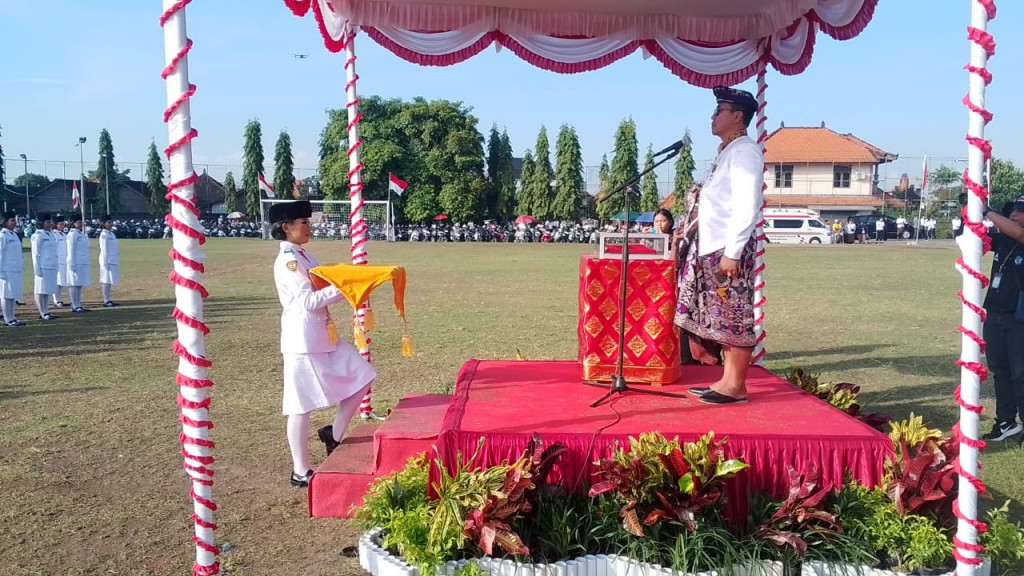 Peringati HUT Ke-80 RI, Camat Kuta Utara Pimpin Upacara Bendera